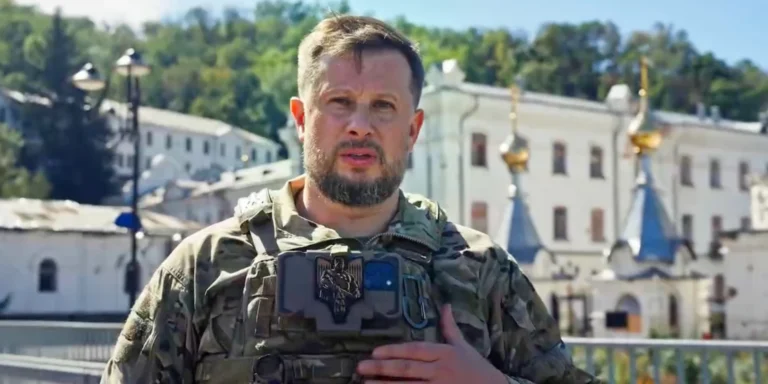 General ucraniano passeia por Sviatohirsk seis dias após Putin anunciar a captura da cidade