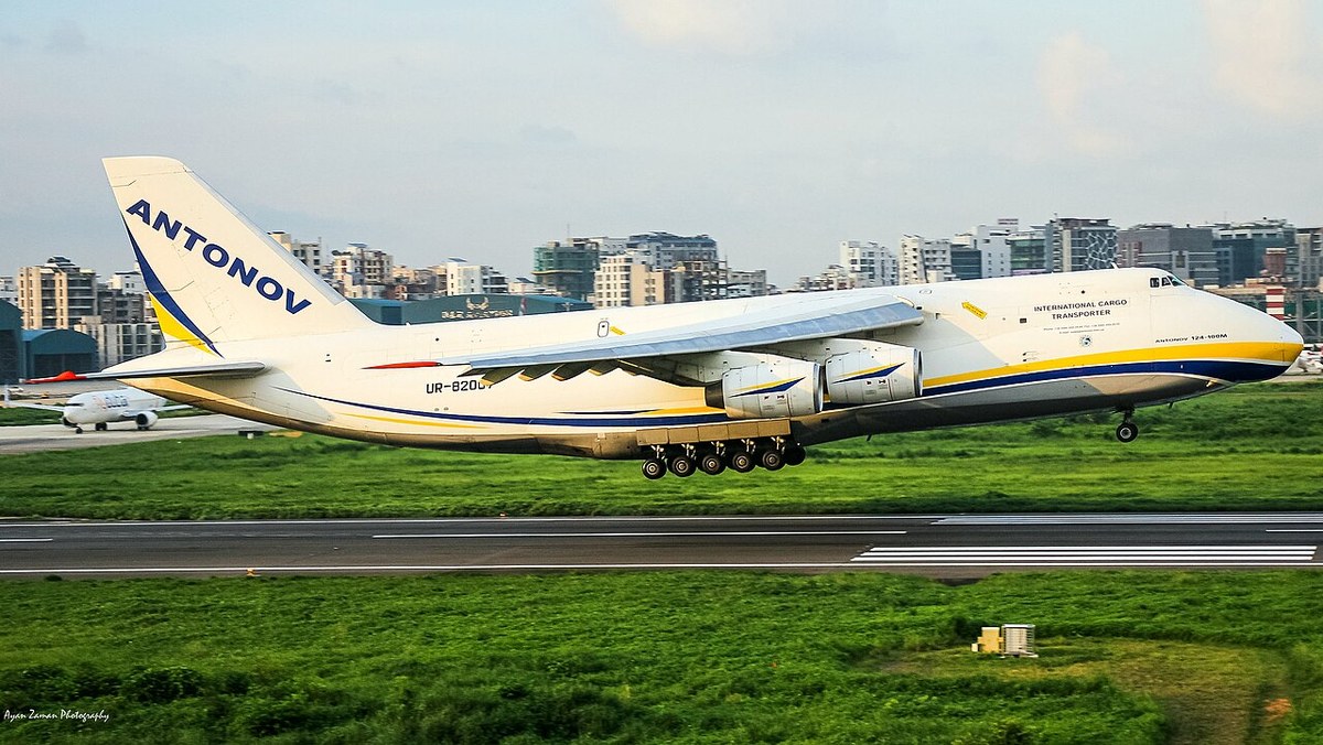 Alemanha amplia entrega de mísseis IRIS-T e drones à Ucrânia após atentado em aeroporto 2 Cargueiro Antonov An-124-100M da Antonov Airlines, com as letras ANTONOV na cauda, decolando de uma pista