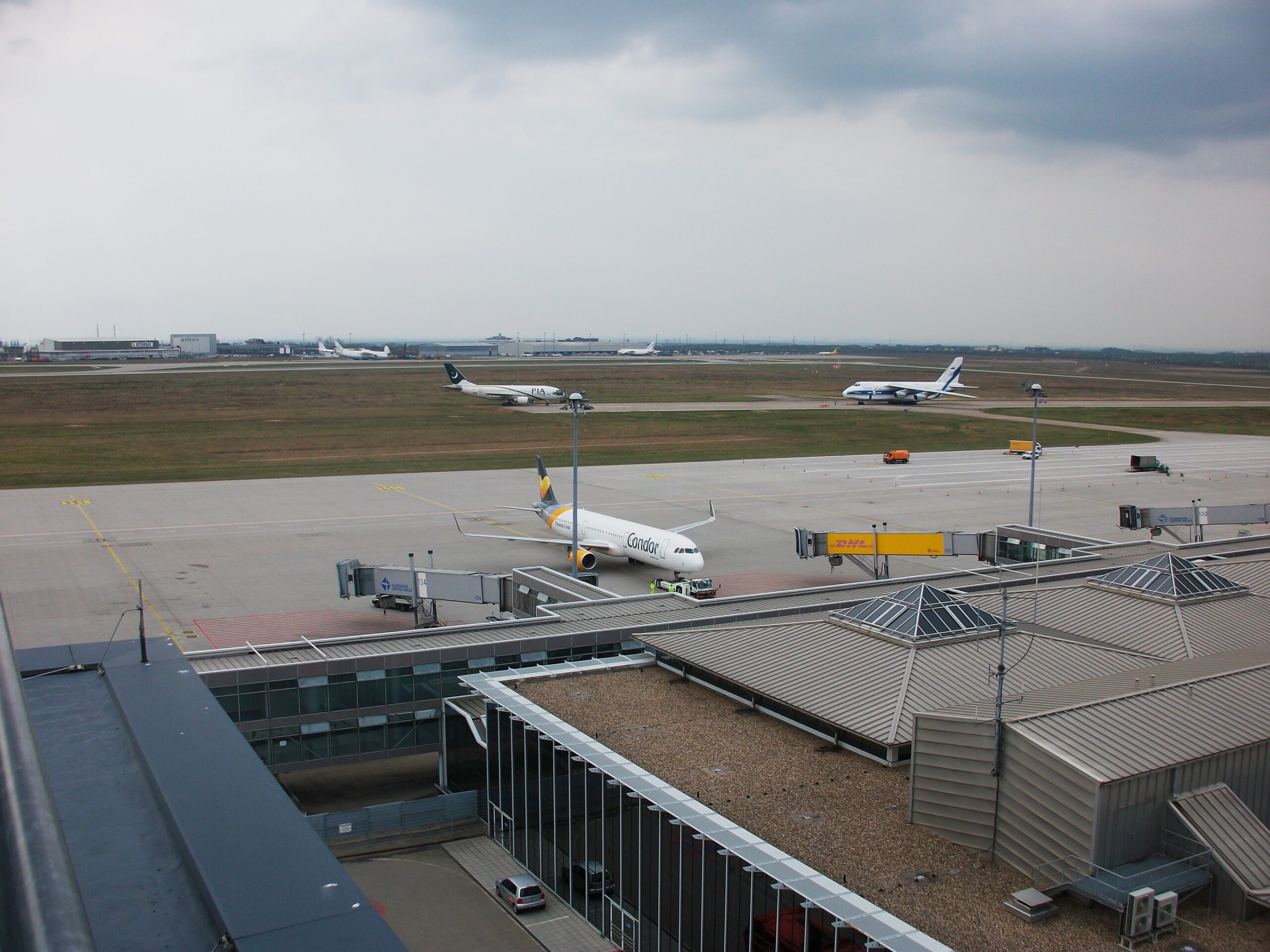 Alemanha atribui à Rússia ataque com drone explosivo a aeroporto na Saxônia 2 Pátio do aeroporto de Leipzig/Halle, base do programa SALIS da OTAN