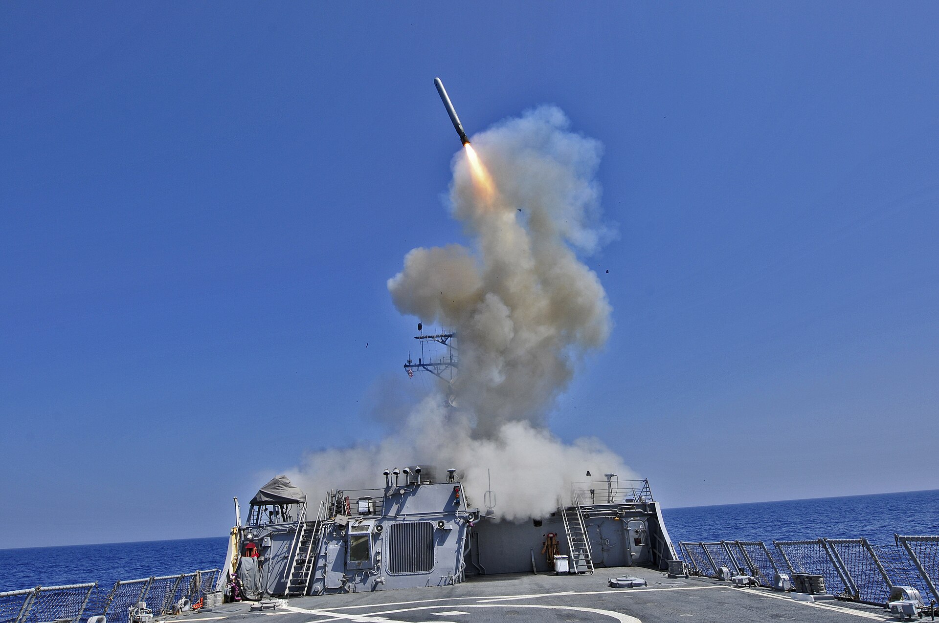 "Custa Dinheiro Matar os Bandidos": Pentágono Pede US$ 200 Bilhões Extras para Guerra que Já Custa US$ 1 Bilhão Por Dia 2 Destróier USS Barry lança um míssil de cruzeiro Tomahawk. Foto: Marinha dos EUA (domínio público)