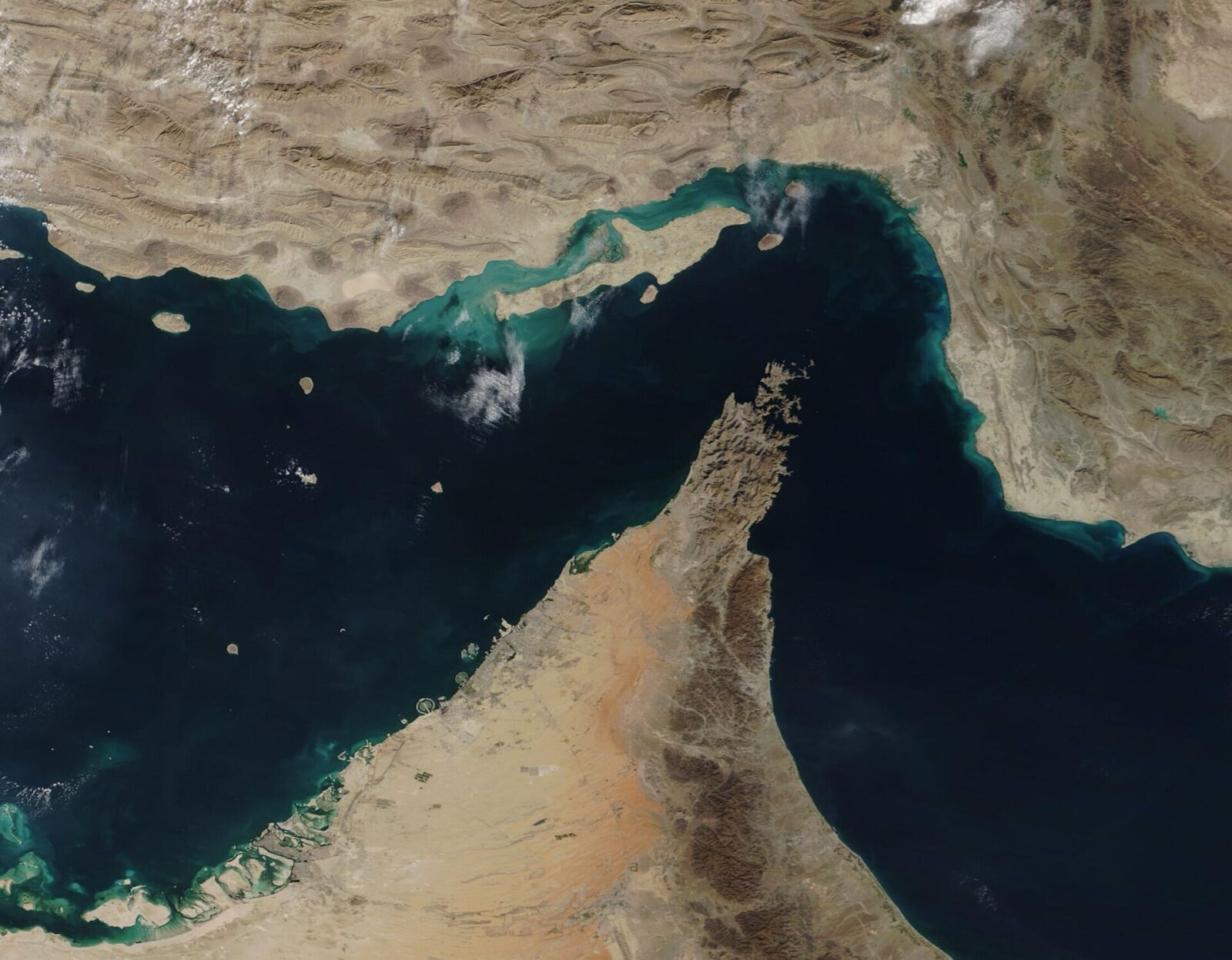 Irã instala minas navais no Estreito de Ormuz e ameaça bloquear passagem de petróleo 1 Imagem de satélite MODIS da NASA mostrando o Estreito de Ormuz, passagem marítima entre o Irã e os países árabes do Golfo