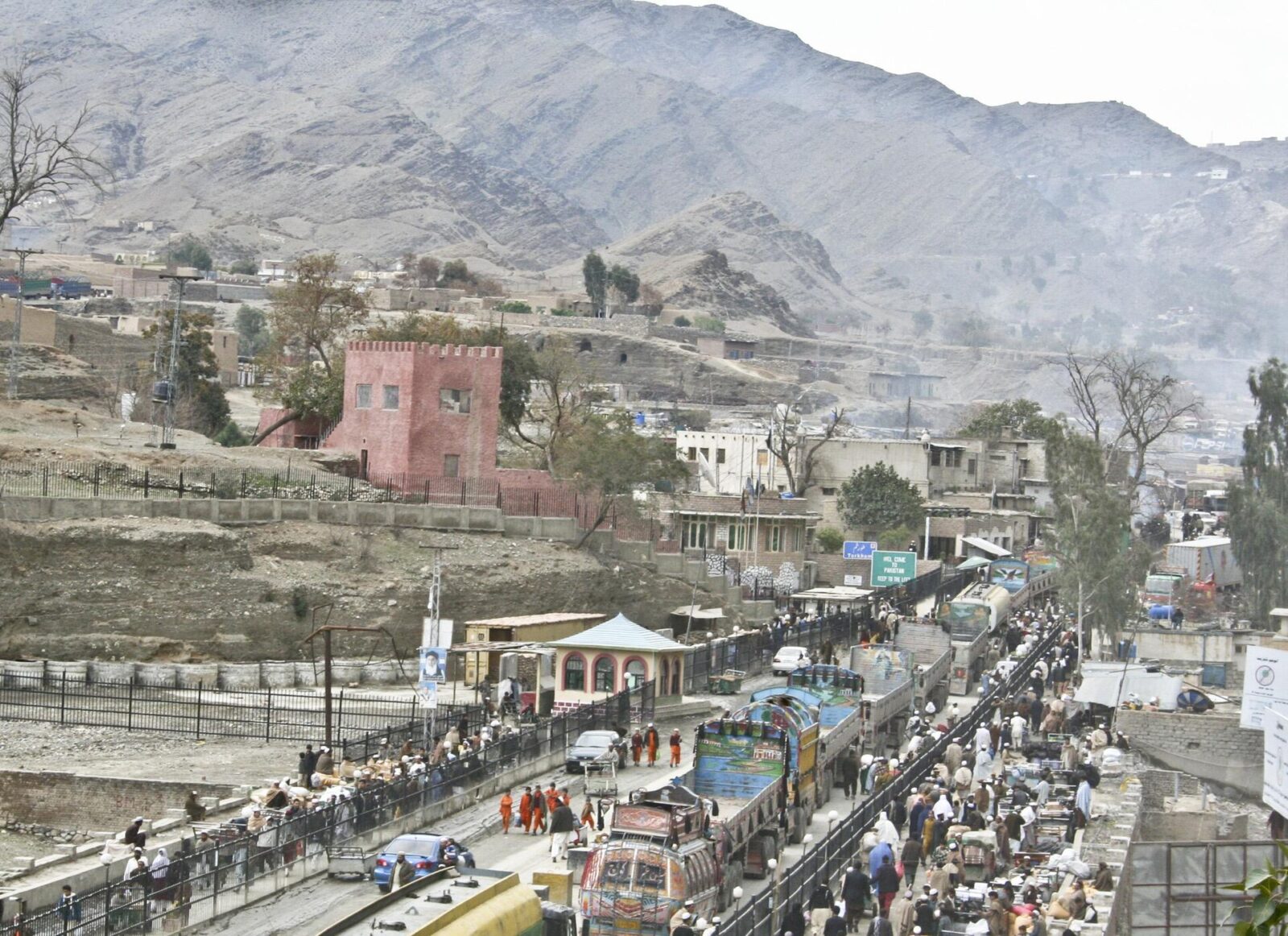 Caminhões cruzam a fronteira de Torkham, entre Afeganistão e Paquistão. Foto: Staff Sgt. Ryan Matson / Forças Armadas dos EUA
