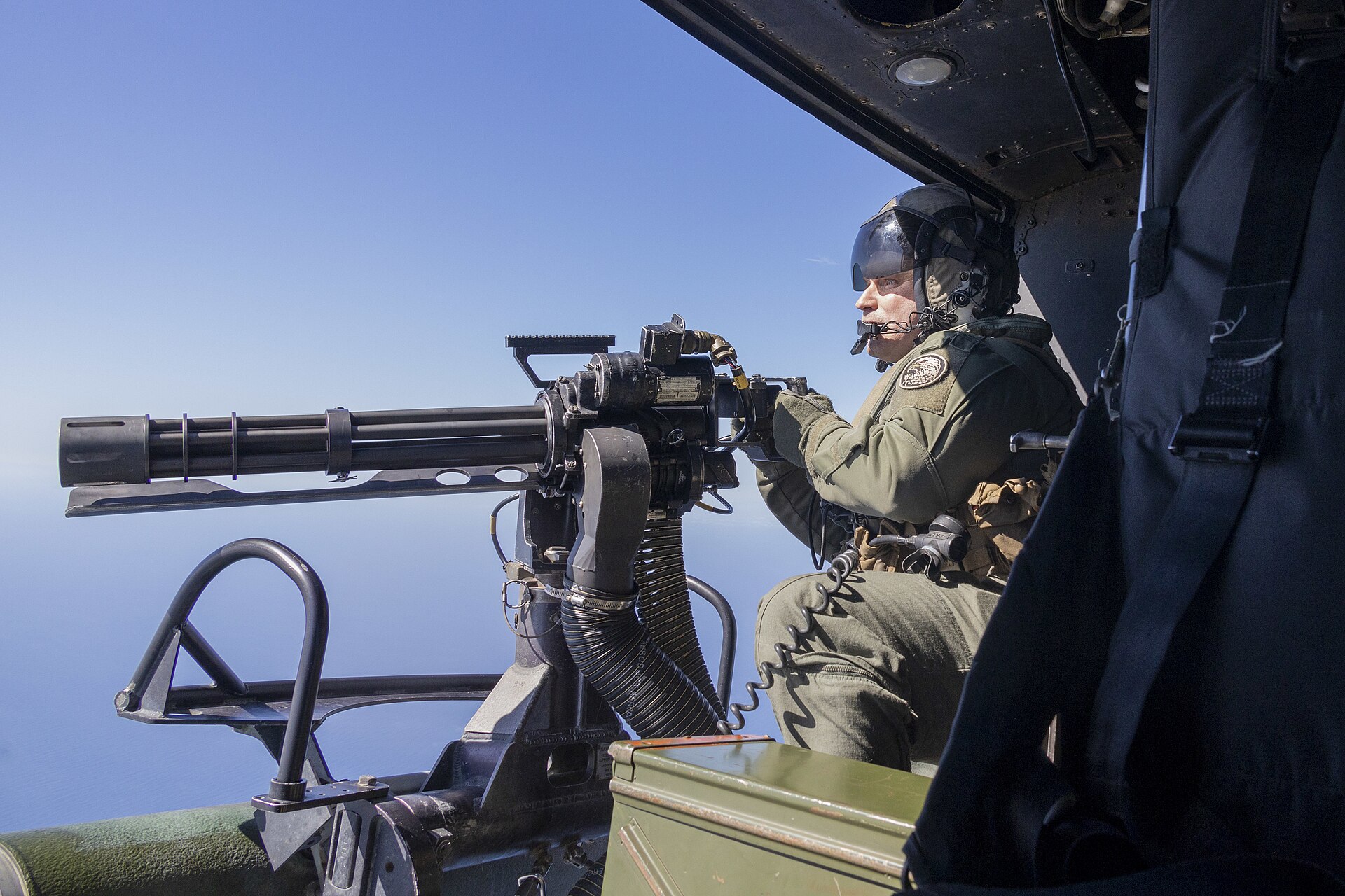EUA querem classificar PCC e CV como grupos terroristas: quais as consequências para o Brasil? 2 Artilheiro de helicóptero UH-1Y Venom dispara a metralhadora rotativa GAU-17. Foto: Sgt. Kevin G. Rivas / Corpo de Fuzileiros