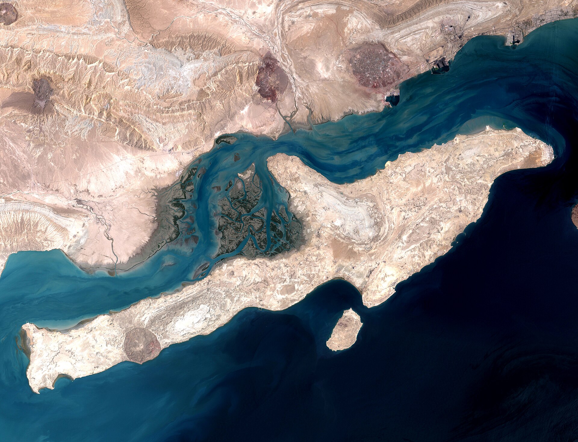 A ilha mais valiosa do Irã virou uma armadilha — e os marines americanos estão a caminho 3 Ilha de Qeshm, no Estreito de Ormuz, vista por satélite. Imagem: NASA (domínio público)