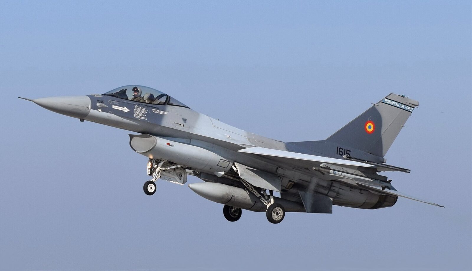 Romênia derruba drones russos e mostra que a OTAN perdeu a paciência 2 Caça F-16 romeno de trem de pouso baixado, em aproximação para pouso em uma base aérea. Foto: Força Aérea dos EUA / Wikimedia