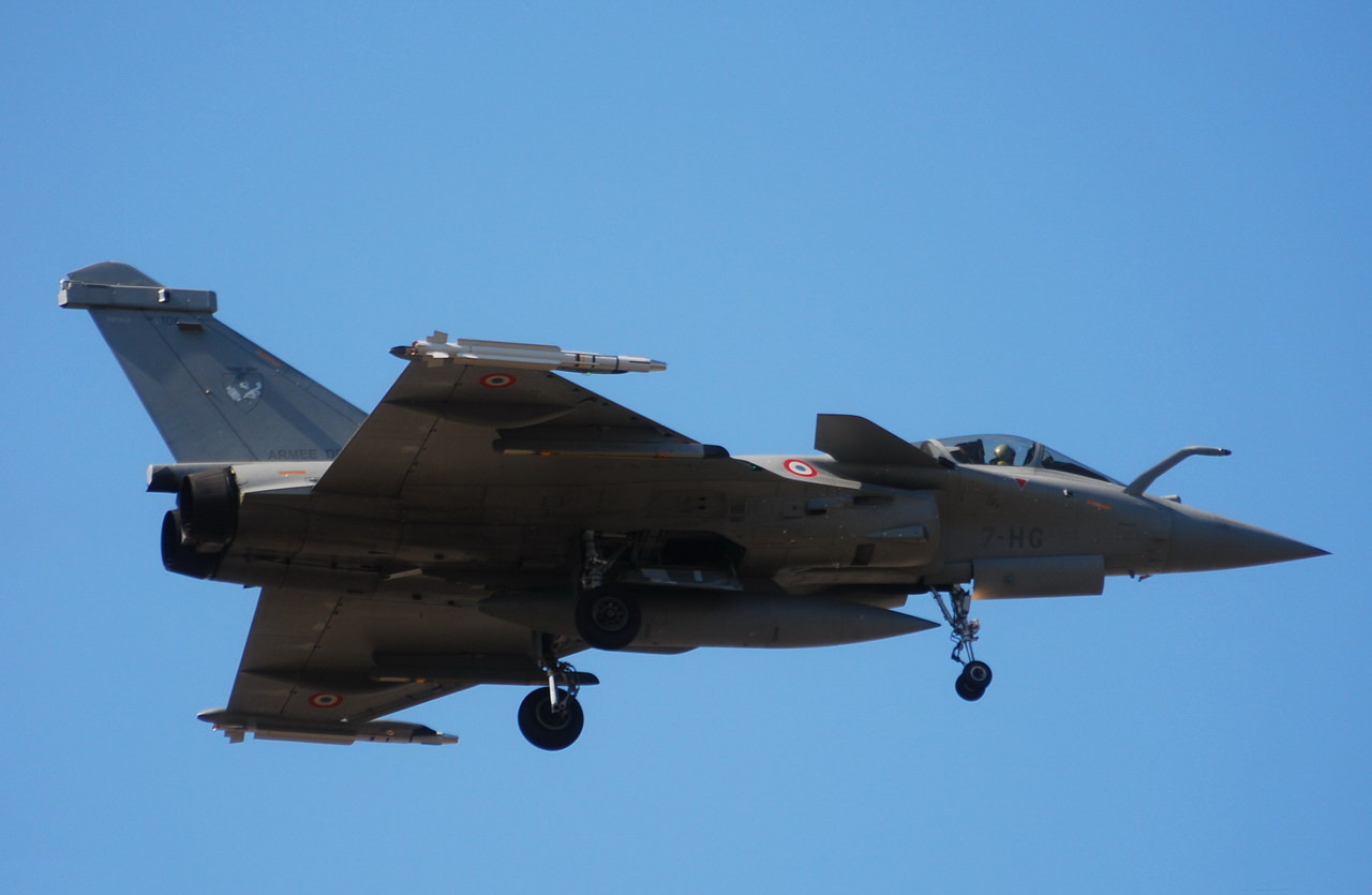 Putin ameaçou a Europa com a bomba, e a França espalhou a sua 2 Caça Rafale B da Força Aérea Francesa, modelo biposto que leva a arma nuclear. Foto: Laurent Errera / Wikimedia Commons (CC B
