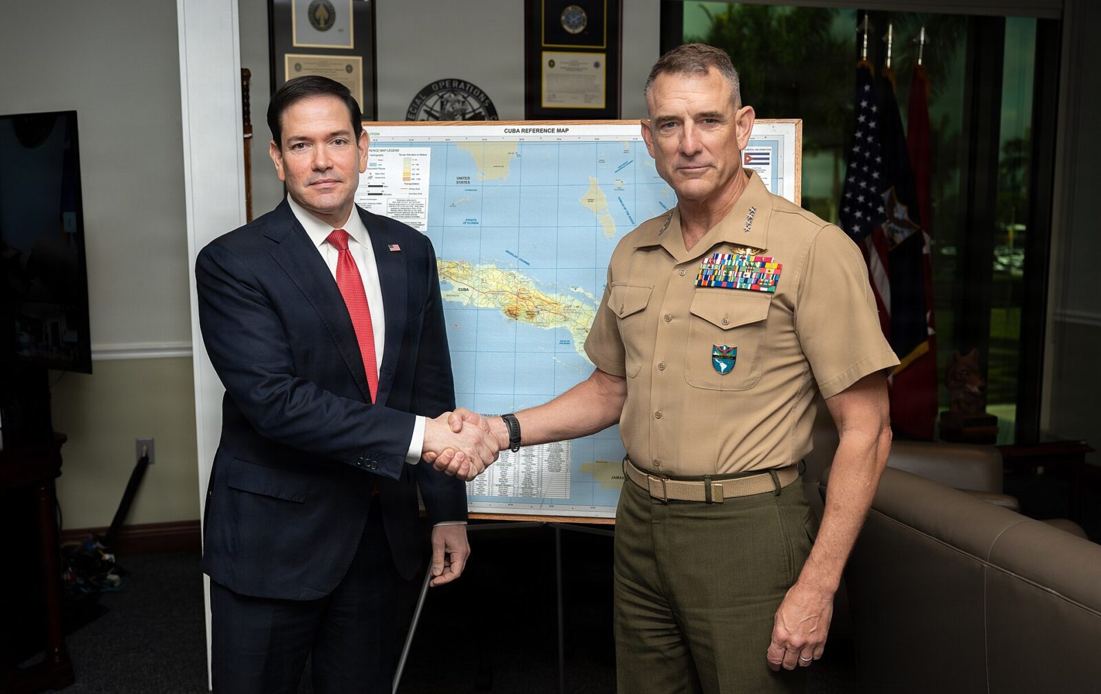Os EUA tentam rachar o regime de Cuba por dentro, com a CIA 2 Marco Rubio e o general Francis Donovan, do Comando Sul, diante de um mapa de Cuba, em maio de 2026. Foto: Staff Sgt. Christo