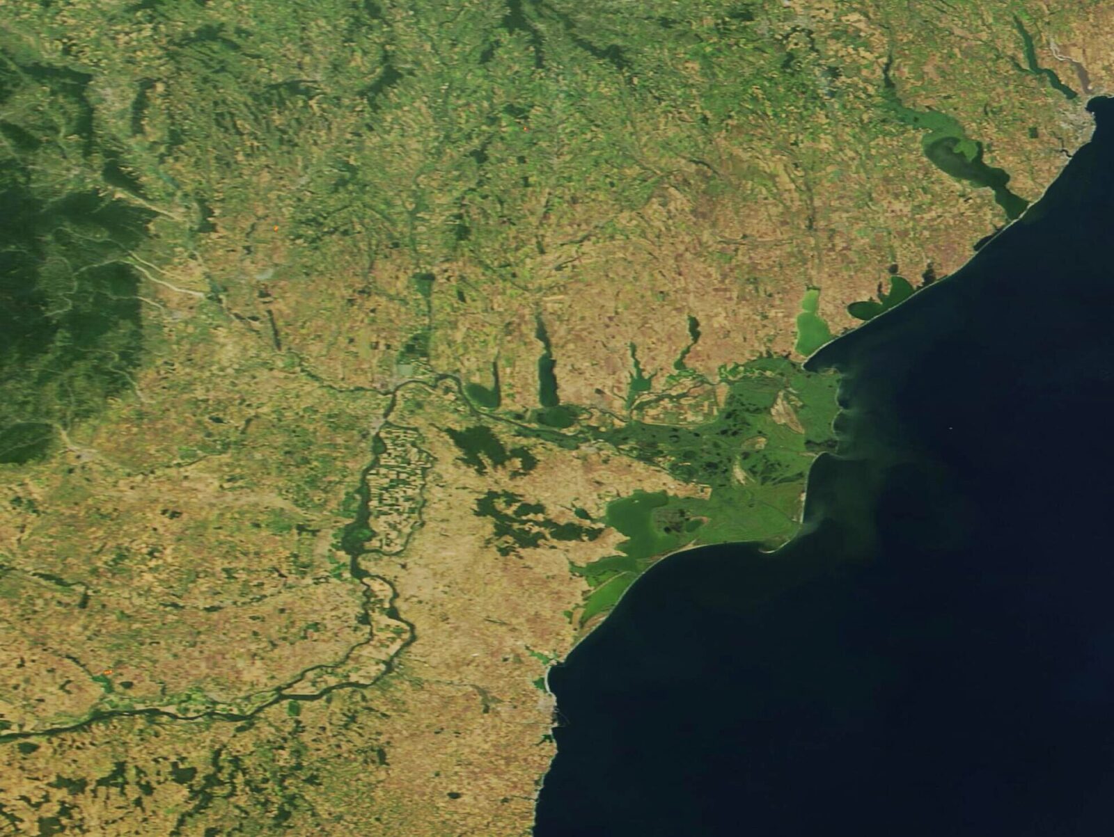 Romênia derruba drones russos e mostra que a OTAN perdeu a paciência 3 Imagem de satélite do delta do Danúbio e da costa romena do Mar Negro. Foto: NASA / Wikimedia Commons (domínio público)