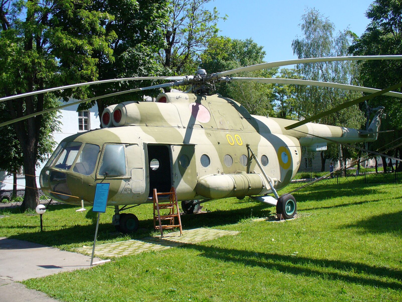 Helicóptero Mi-8T, da família do modelo adaptado para lançar drones, em museu de Vinnytsia. Foto: George Chernilevsky / Wikim