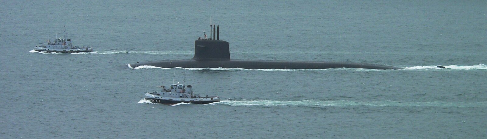 Putin ameaçou a Europa com a bomba, e a França espalhou a sua 3 Submarino nuclear Le Terrible, da mesma classe do Le Vigilant, na saída do porto de Brest. Foto: Wmeinhart / Wikimedia Common