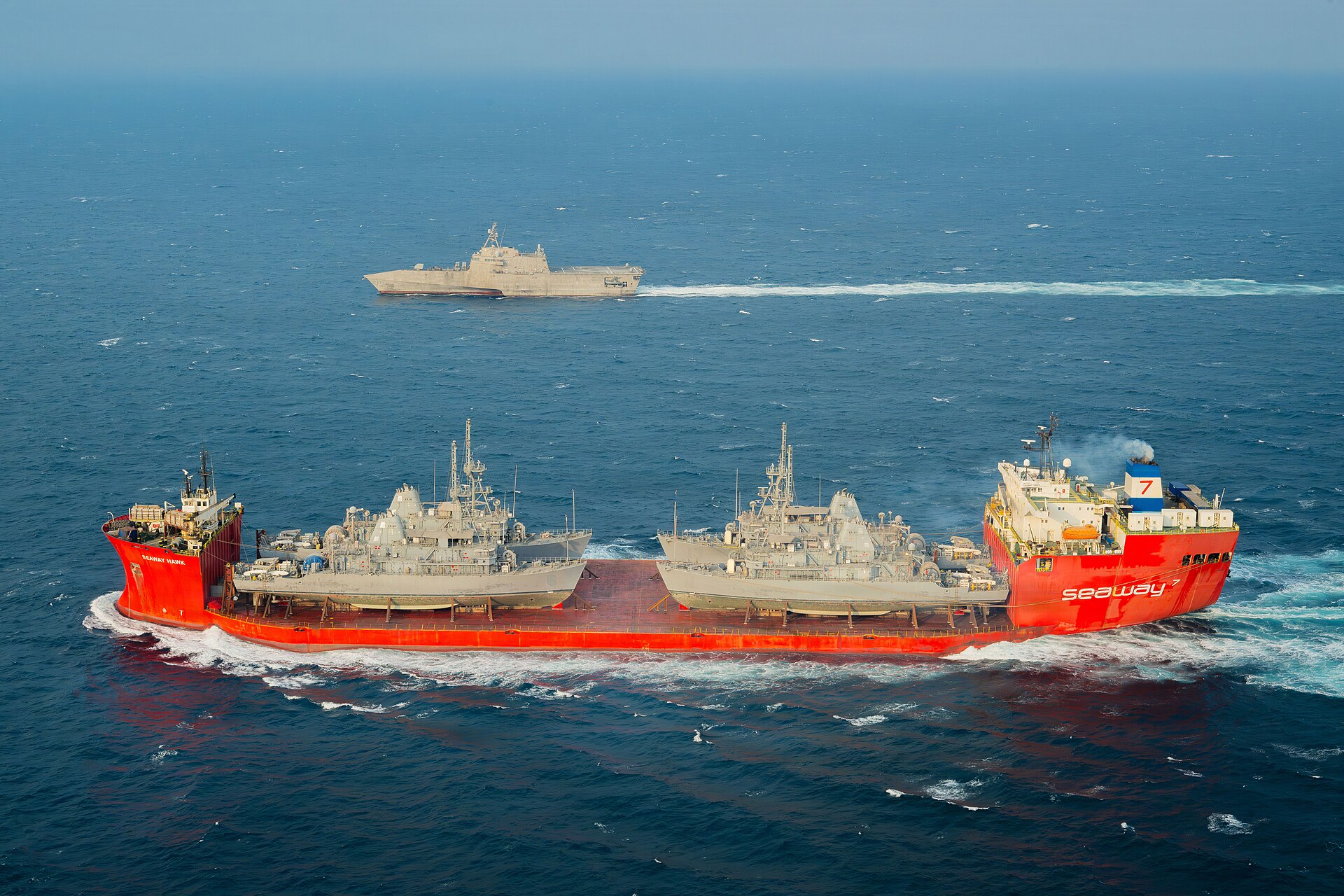 Irã instala minas navais no Estreito de Ormuz e ameaça bloquear passagem de petróleo 3 Navio mercante transporta caça-minas da classe Avenger, da Marinha dos EUA, no Golfo Arábico. Foto: Marinha dos EUA (domínio