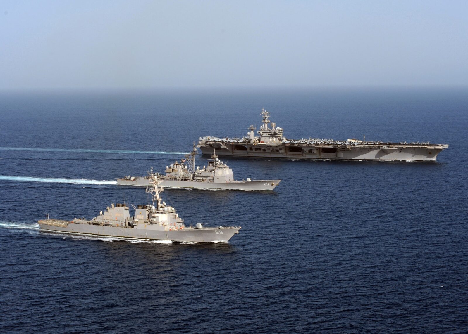 Estados Unidos posicionam três porta-aviões no Oriente Médio em demonstração de força 1 Porta-aviões da classe Nimitz da Marinha dos EUA navegando em formação com outras embarcações no mar