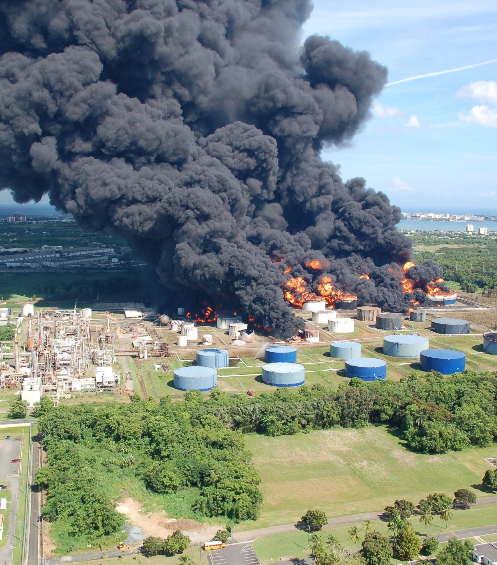Rússia dá ultimato à OTAN no pior momento da aliança em décadas 2 Refinaria de petróleo após incêndio (domínio público – CSB) – https://commons.wikimedia.org/?curid=53395901
