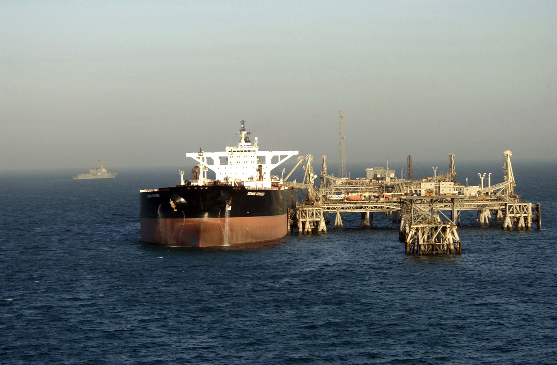 Ilha de Kharg: O alvo estratégico que pode definir o futuro do Irã 2 Petroleiro no terminal de petróleo de Al Basrah, no norte do Golfo Arábico. Foto: Marinha dos EUA (domínio público)