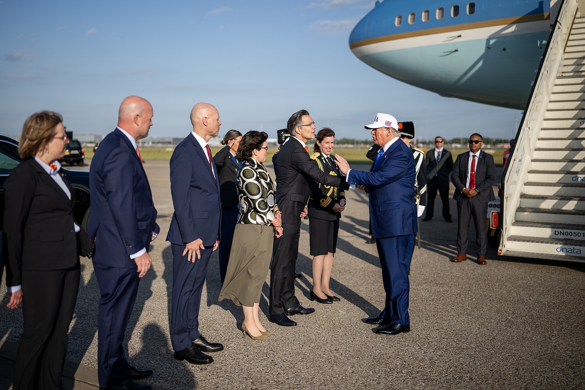 Trump Dá Ultimato à OTAN no Irã: "Será Muito Ruim Para Vocês" 3 Donald Trump é recebido por autoridades no aeroporto de Schiphol, em Amsterdã, antes da Cúpula da OTAN de 2025, em Haia. Foto