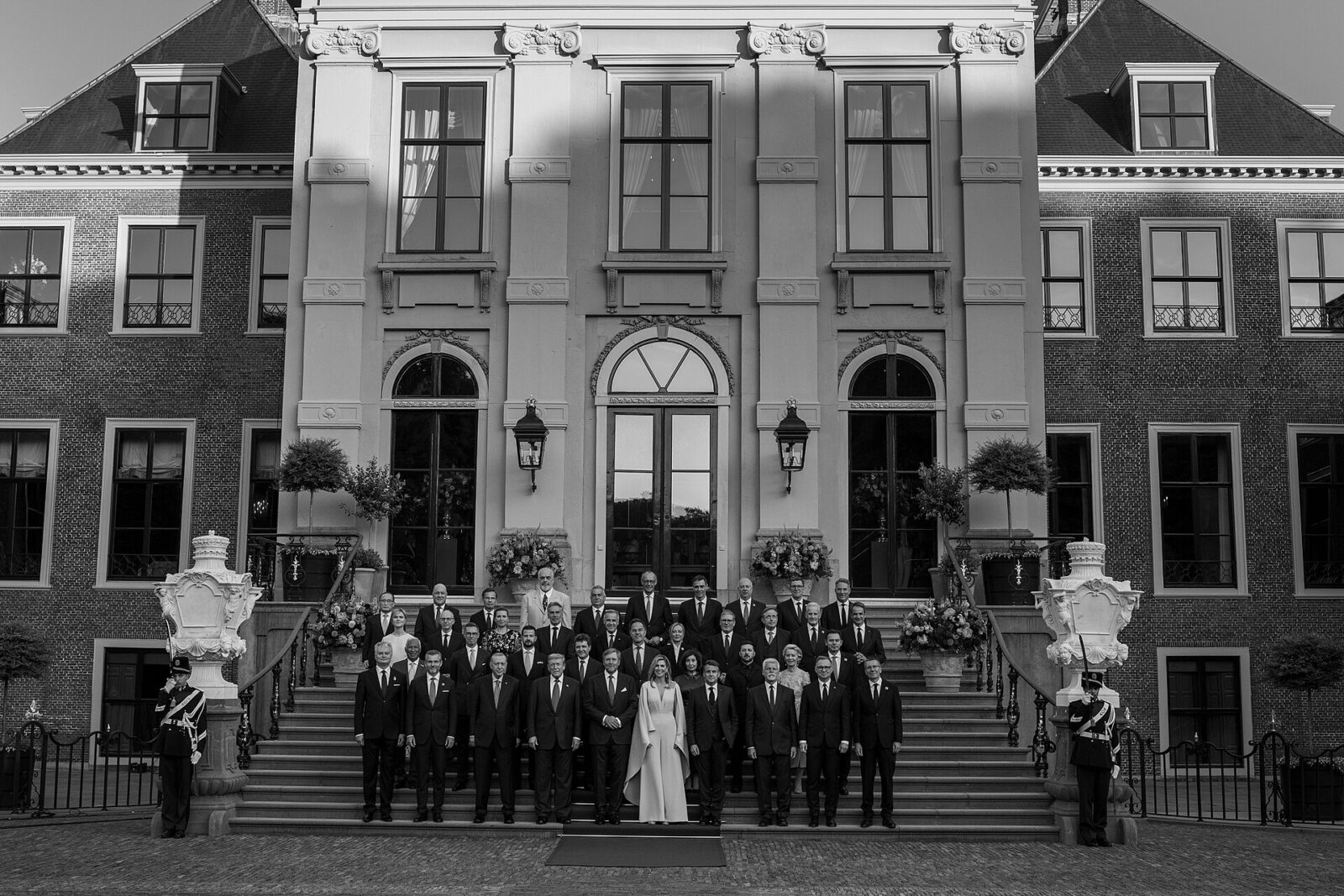"Vamos Nos Lembrar": Trump Ameaça OTAN Após Aliados se Negarem a Entrar na Guerra contra o Irã 1 Donald Trump participa da foto oficial dos líderes na Cúpula da OTAN de 2025, em Haia. Foto oficial da Casa Branca (domínio p