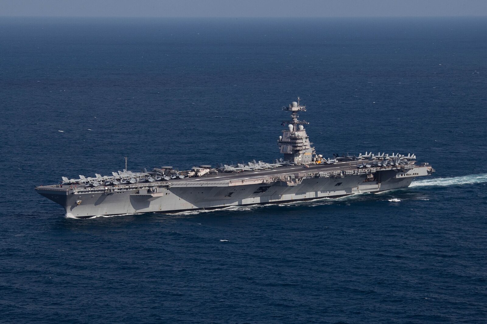 Incêndio paralisa o maior porta-aviões do mundo — o que realmente aconteceu? 1 Porta-aviões USS Gerald R. Ford em movimento