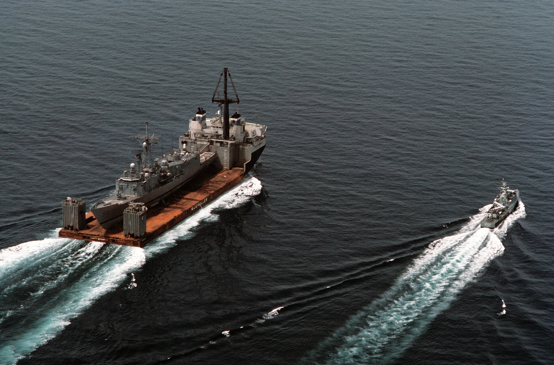 Elite militar iraniana foge para o Afeganistão após morte de líderes do regime 2 A fragata USS Samuel B. Roberts é transportada por navio de carga pesada após ser danificada por uma mina iraniana no Golfo,